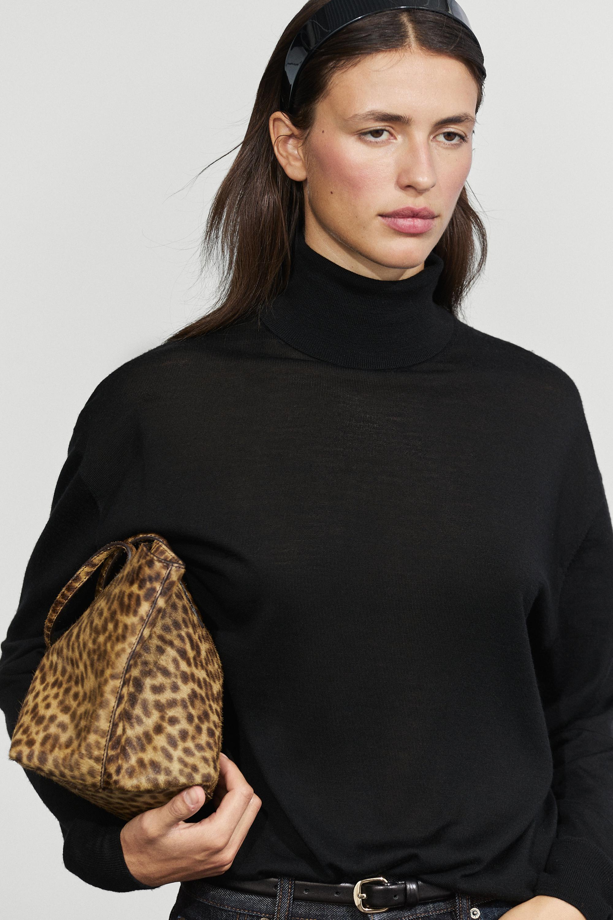 100% wool turtleneck knit sweater Black