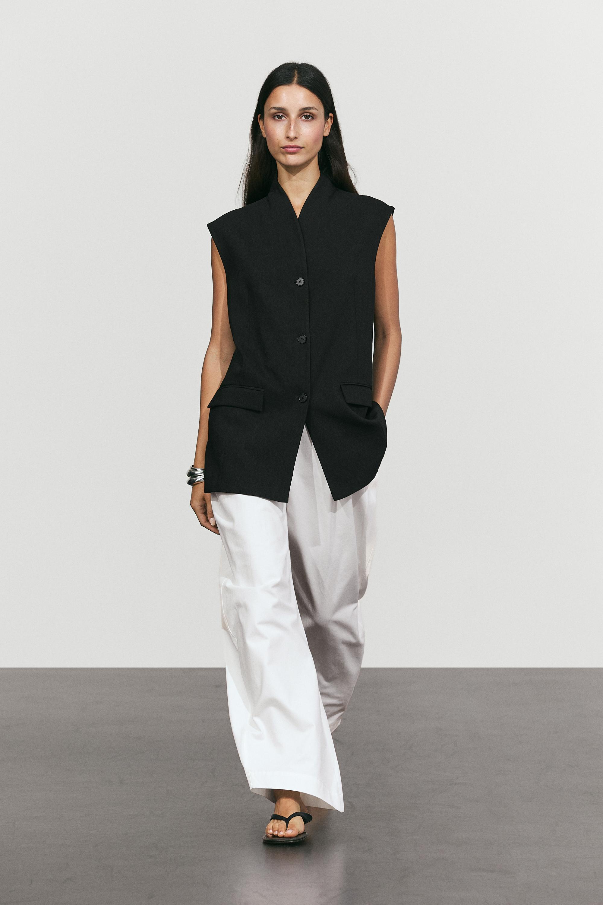 High-neck vest Black