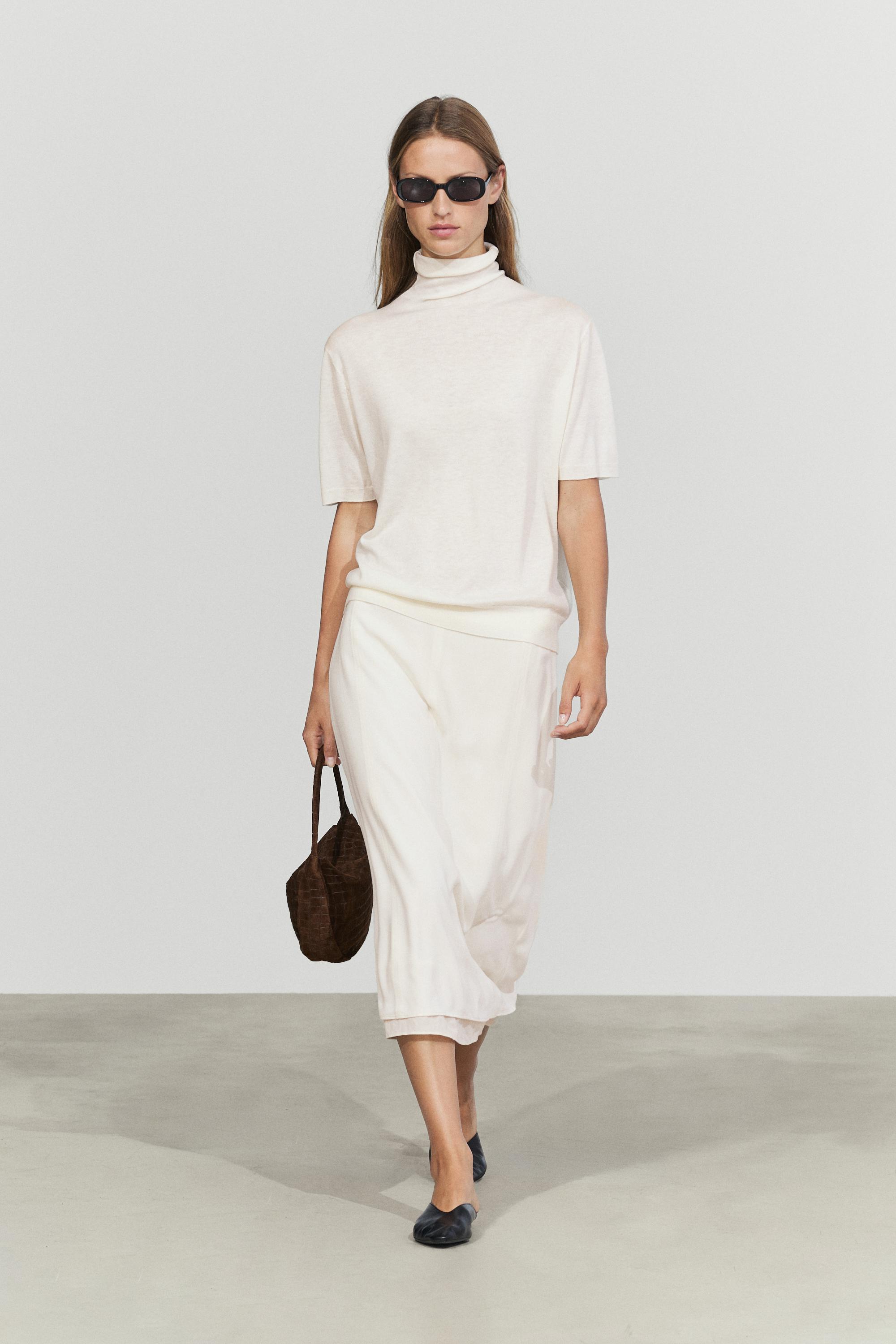 Wool blend turtleneck knit sweater Cream