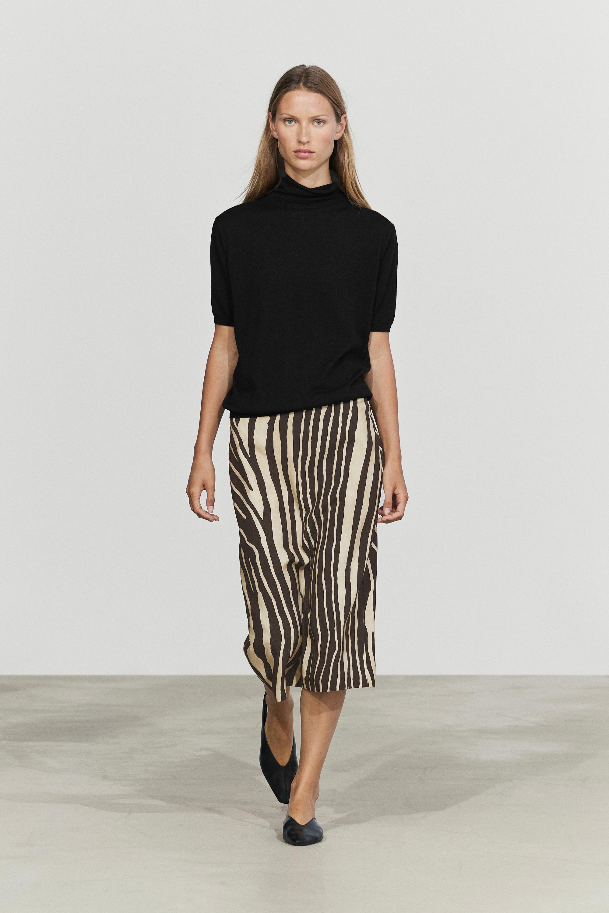 Wool blend turtleneck knit sweater Black