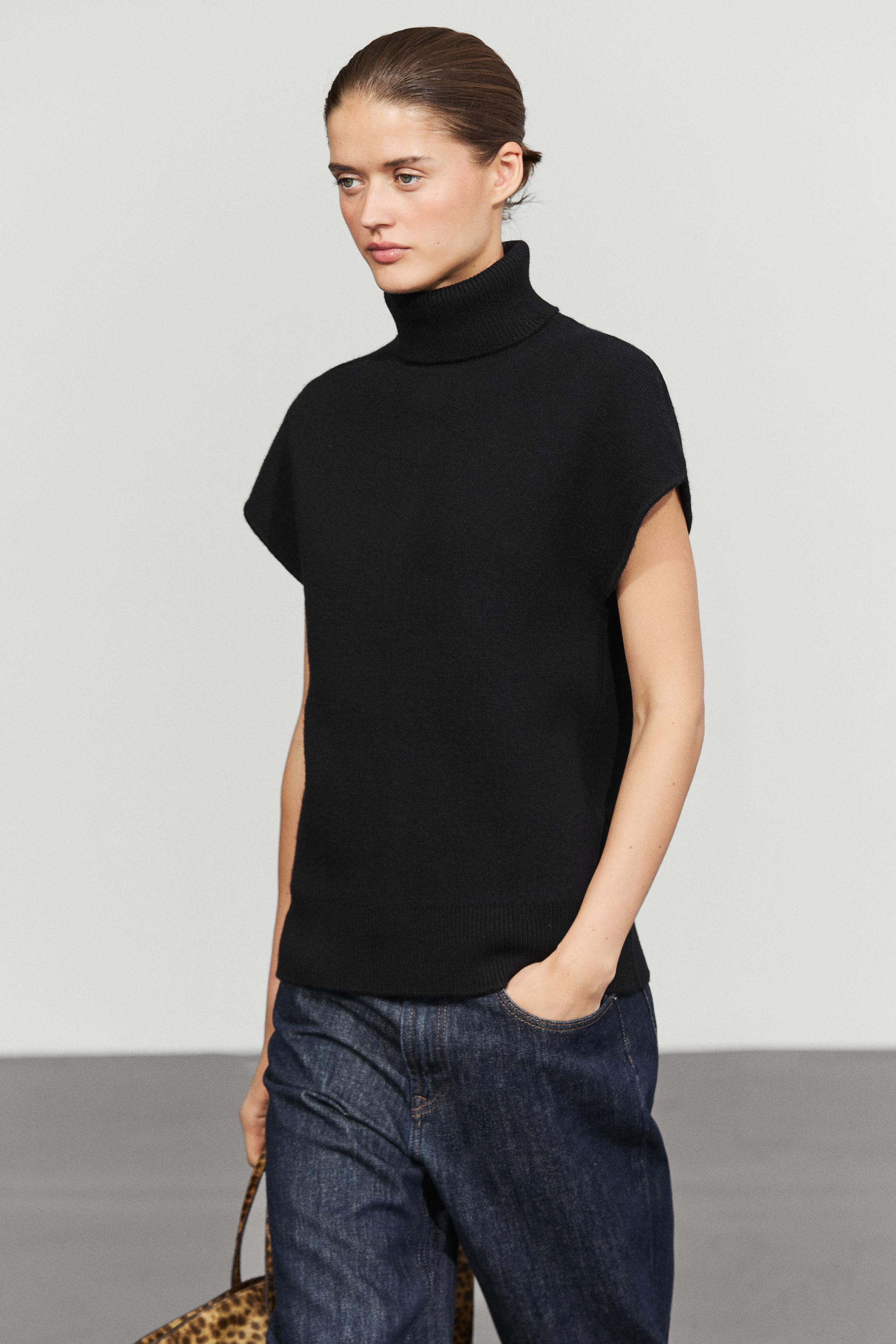 Knit sweater with side vents Black