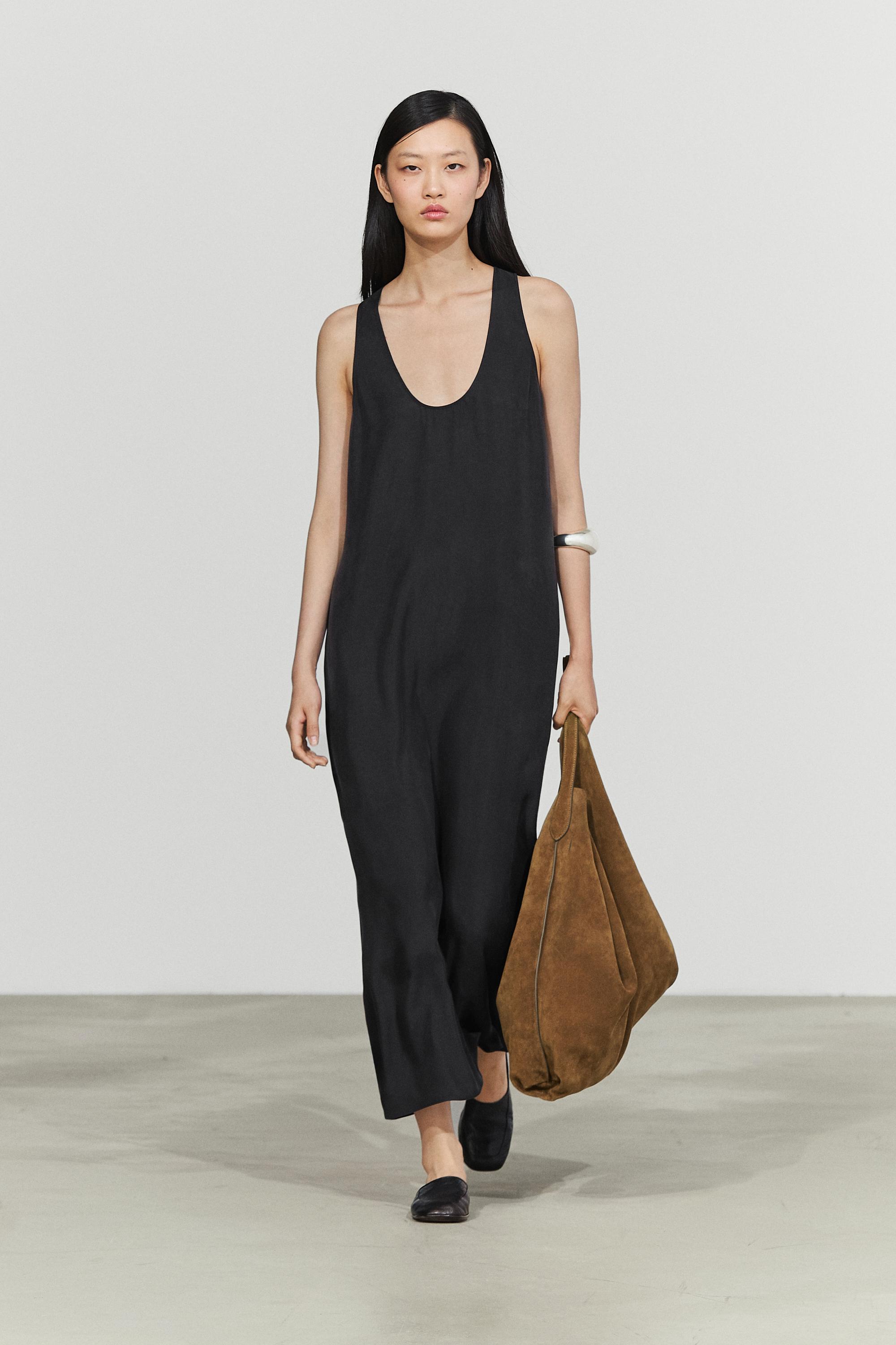 Flowing midi dress with round neckline Black