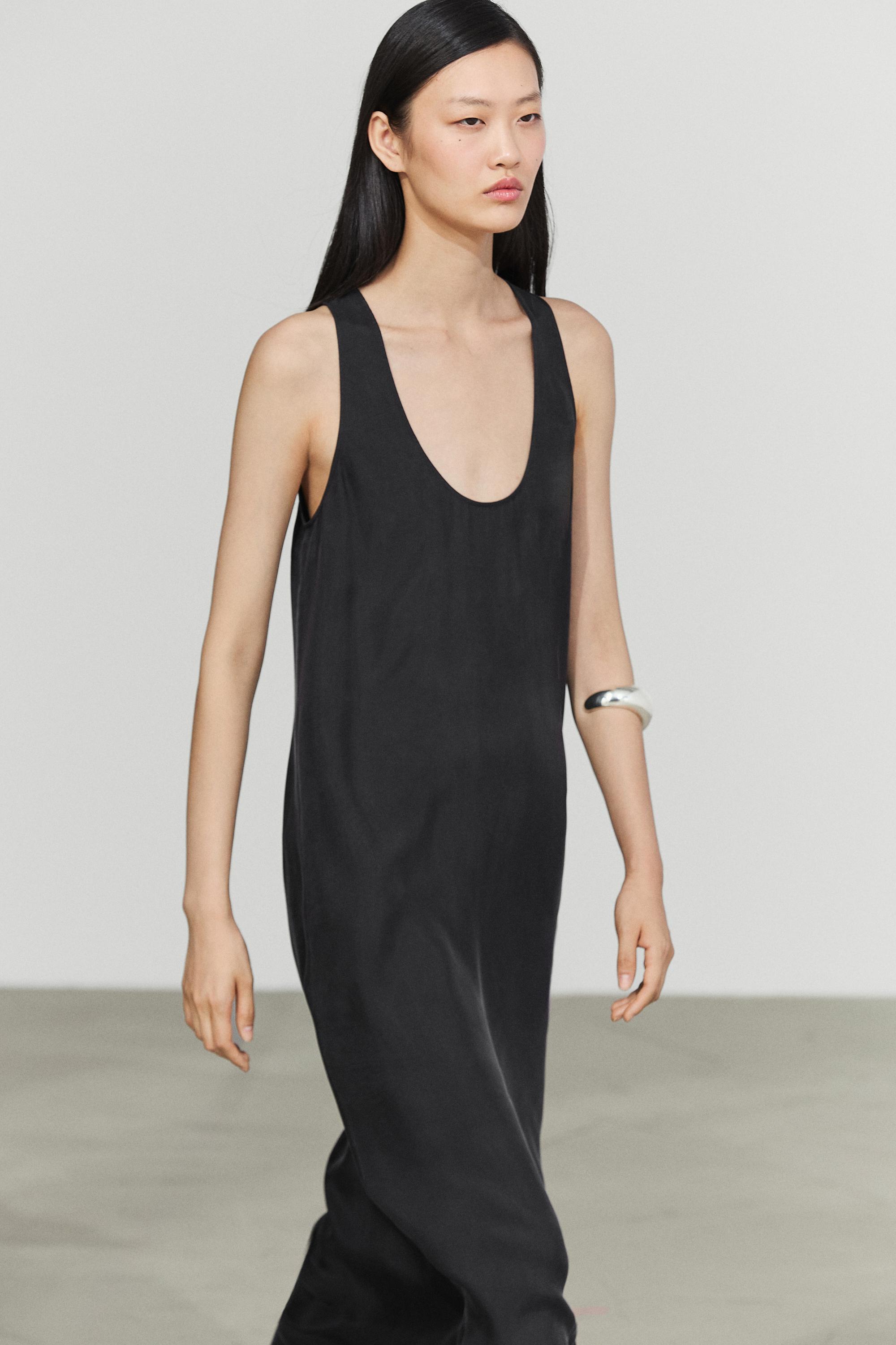 Flowing midi dress with round neckline Black