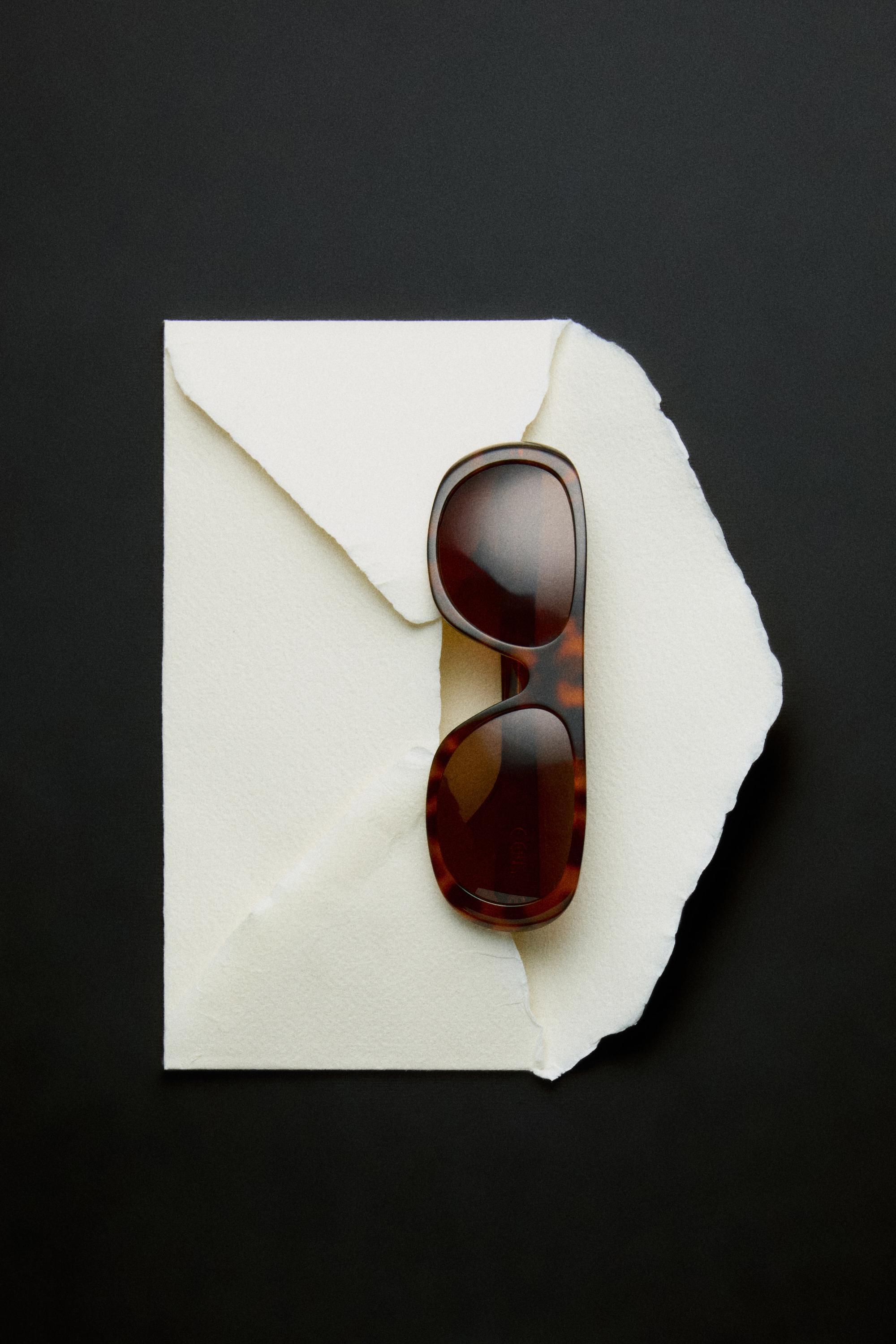 Oval tortoiseshell-effect sunglasses Brown
